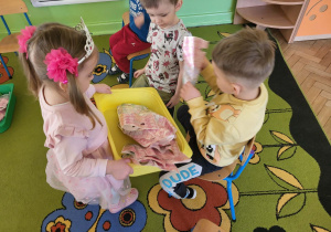 Dziewczynka rozdaje prezenty