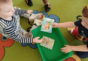 Chłopiec rozdaje prezenty