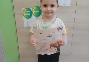 Chłopiec pokazuje dyplom urodzinowy