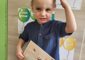 Chłopiec pokazuje dyplom urodzinowy