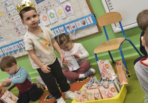 Chłopiec rozdaje prezenty