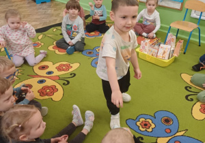 Chłopiec rozdaje prezenty