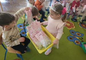 Dziewczynka rozdaje prezenty