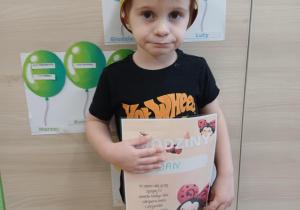 Chłopiec rozdaje prezenty