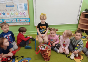 Chłopiec siedzi w koronie wśród dzieci