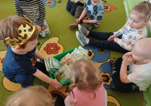 Chłopiec rozdaje prezenty