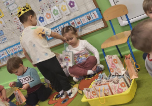 Chłopiec rozdaje prezenty