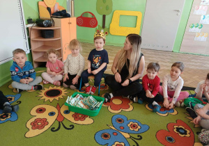 Chłopiec siedzi w kole