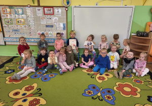 Dzieci pozują do zdjęcia