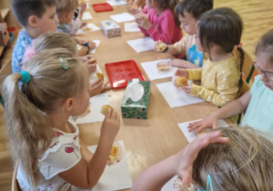 Dzieci kosztują upieczonych muffinek