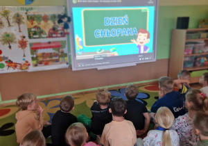 Dzieci oglądają film edukacyjny
