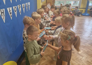Dziewczynki wręczają drobne upominki kolegom