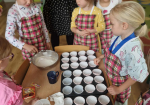 Dziewczynki mieszają ciasto na muffiny