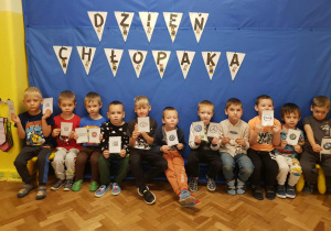 Chłopcy-eksperci w rozpoznaniu na obrazkach marki samochódów.