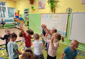 Dzieci bawią się bańkami