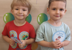 Chłopcy stoją z napiosem Super chłopak