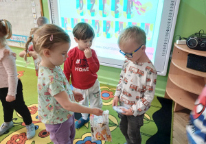 Dziewczynka wręcza chłopcu prezent