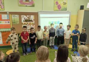 Chłopcy stoją pod ścianą