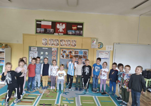 Dzieci pozują z jubilatem