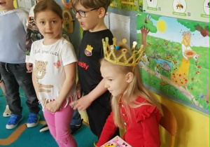 Dzieci śpiewają jubilatce sto lat.