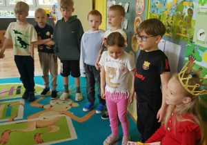 Dzieci śpiewają jubilatce sto lat.