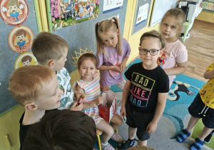 jubilatka częstuje dzieci cukierkami