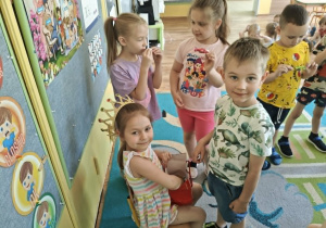 Dzieci składaja jubilatce życzenia