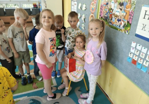 Dzieci składaja jubilatce życzenia
