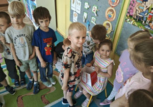 Dzieci składaja jubilatce życzenia