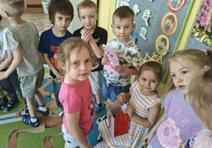 Dzieci składaja jubilatce życzenia