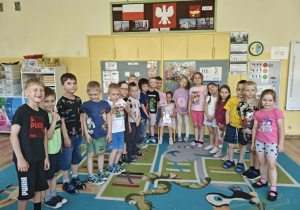 Dzieci pozują do zdjęcia z jubilatką