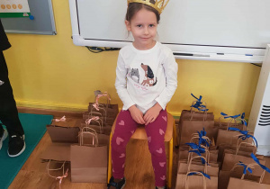 Dziewczynka z prezentami dla swoich koleżanek i kolegów z grupy.