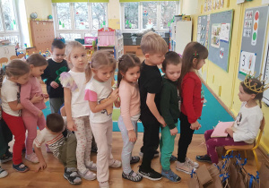 Dzieci składają życzenia.