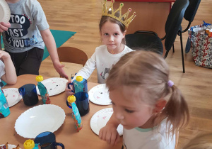 Dzieci na przyjęciu urodzinowym