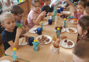 Dzieci na przyjęciu urodzinowym