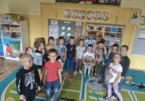 Dzieci pozują z jubilatem
