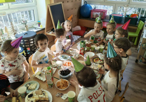 Dzieci na przyjęciu urodzinowym