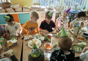 Dzieci na przyjęciu urodzinowym