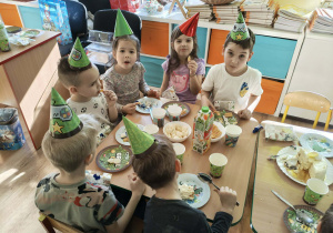 Dzieci na przyjęciu urodzinowym