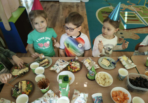 Dzieci na przyjęciu urodzinowym