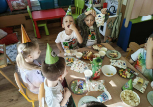 Dzieci na przyjęciu urodzinowym