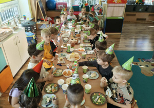 Dzieci na przyjęciu urodzinowym