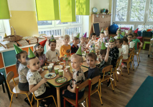 Dzieci na przyjęciu urodzinowym
