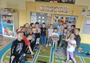 Dzieci pozują z jubilatem