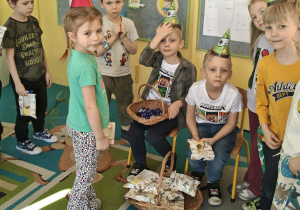 Dziewczynka składa życzenia jubilatom