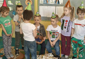 Chłopiec składa życzenia jubilatom