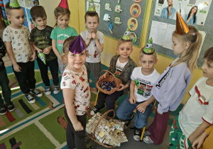 Dziewczynka składa życzenia jubilatom