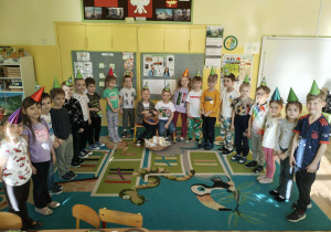 Jubilaci pozują do zdjęcia grupowego