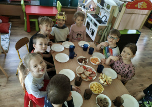 Dzieci na przyjęciu urodzinowym