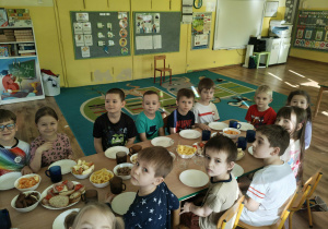 Dzieci na przyjęciu urodzinowym